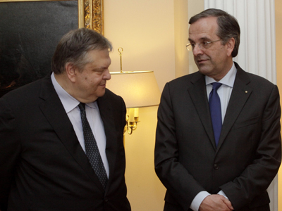 Σε εξέλιξη η συνάντηση Σαμαρά – Βενιζέλου στο Μαξίμου